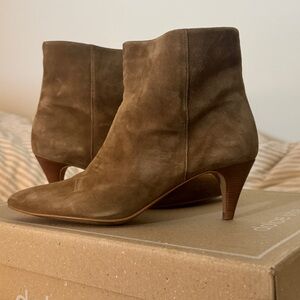 Dolce Vita Pointed toe Dee Booties in Brown Suede

Fits size 7. Worn once